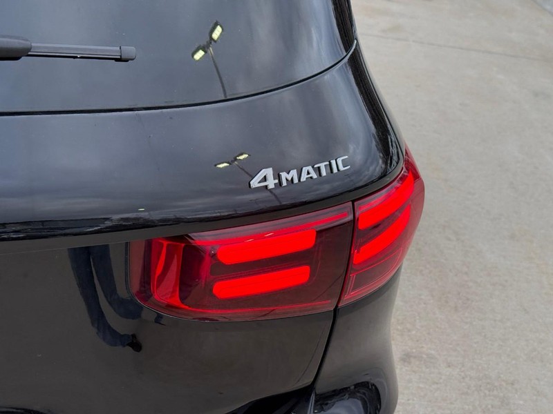 Mercedes-Benz GLB Vehicle Full-screen Gallery Image 11