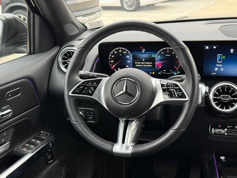 Mercedes-Benz GLB Vehicle Full-screen Gallery Image 14