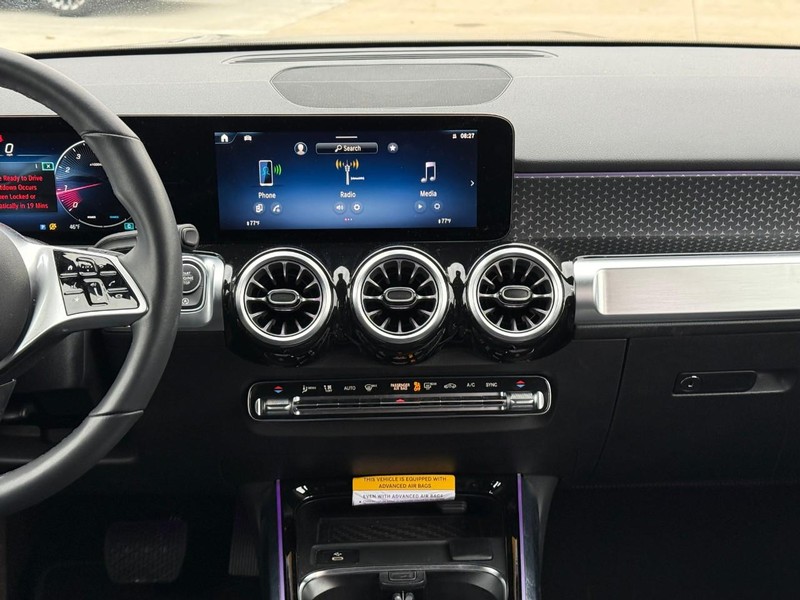 Mercedes-Benz GLB Vehicle Full-screen Gallery Image 15