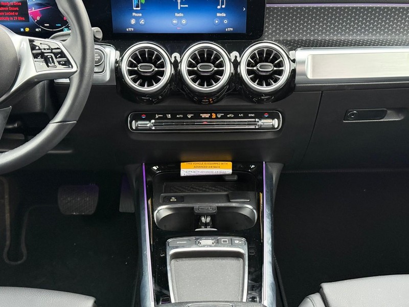 Mercedes-Benz GLB Vehicle Full-screen Gallery Image 16