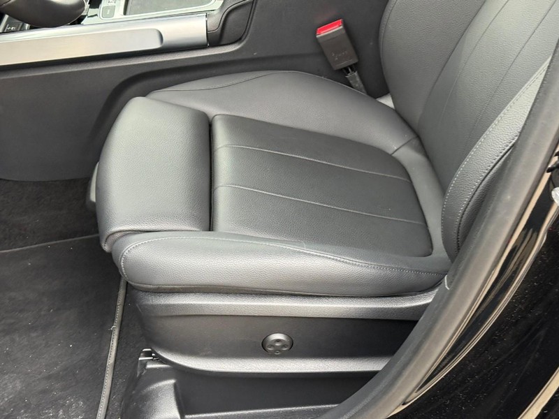 Mercedes-Benz GLB Vehicle Full-screen Gallery Image 19