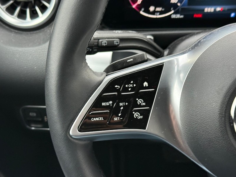 Mercedes-Benz GLB Vehicle Full-screen Gallery Image 20