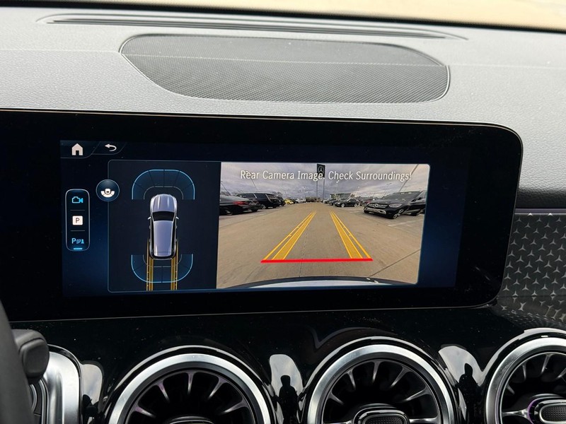 Mercedes-Benz GLB Vehicle Full-screen Gallery Image 23