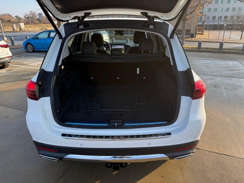 Mercedes-Benz GLE Vehicle Full-screen Gallery Image 7