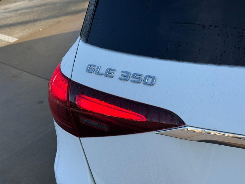 Mercedes-Benz GLE Vehicle Full-screen Gallery Image 10