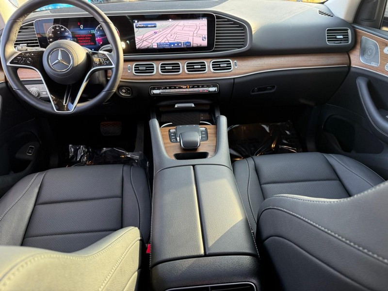 Mercedes-Benz GLE Vehicle Full-screen Gallery Image 12