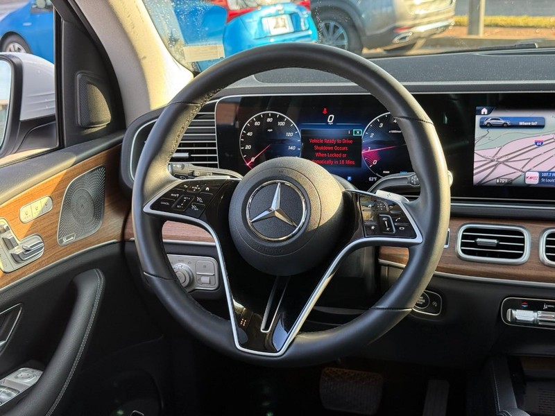 Mercedes-Benz GLE Vehicle Full-screen Gallery Image 13