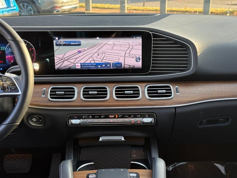 Mercedes-Benz GLE Vehicle Full-screen Gallery Image 14