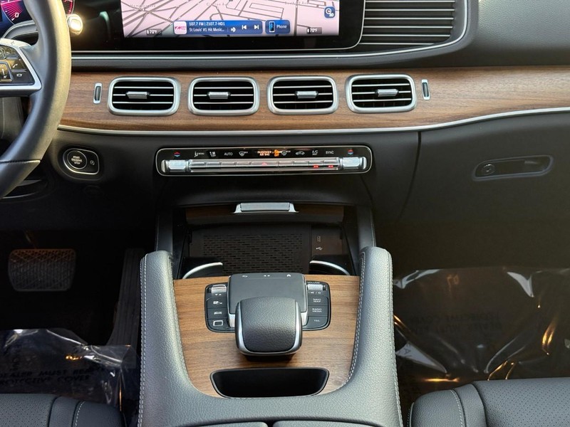 Mercedes-Benz GLE Vehicle Full-screen Gallery Image 15