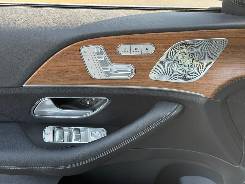 Mercedes-Benz GLE Vehicle Full-screen Gallery Image 16