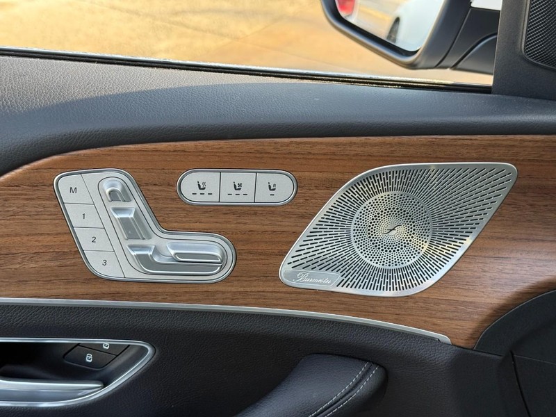 Mercedes-Benz GLE Vehicle Full-screen Gallery Image 17