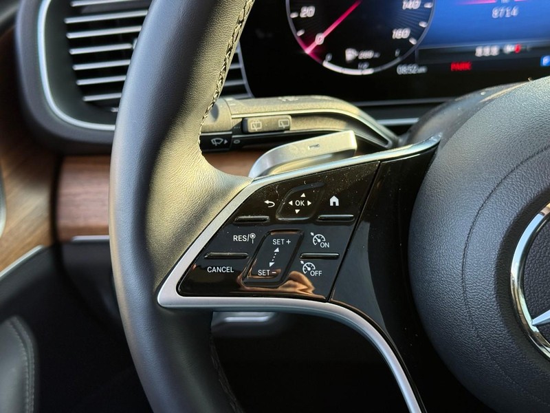 Mercedes-Benz GLE Vehicle Full-screen Gallery Image 19