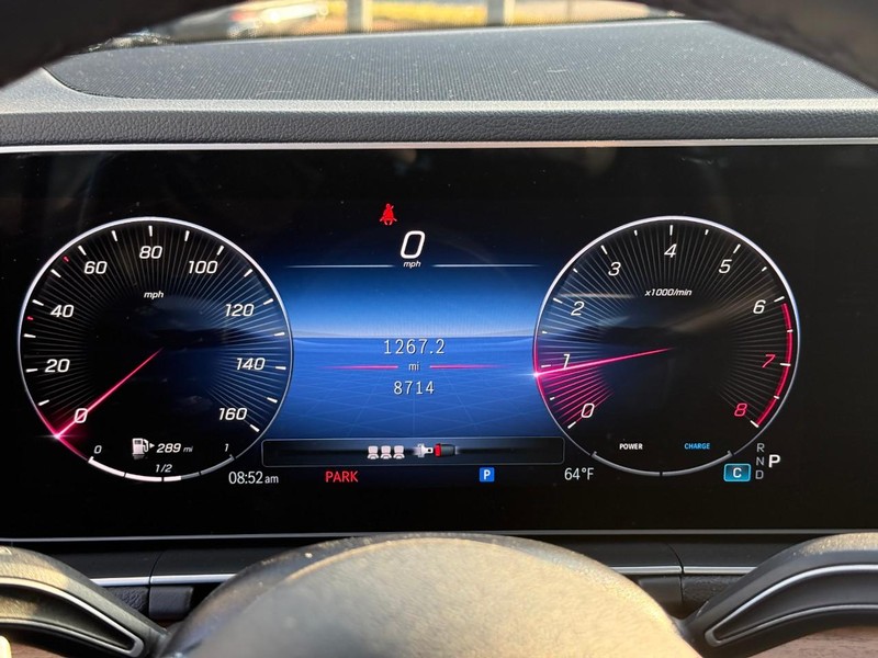 Mercedes-Benz GLE Vehicle Full-screen Gallery Image 21