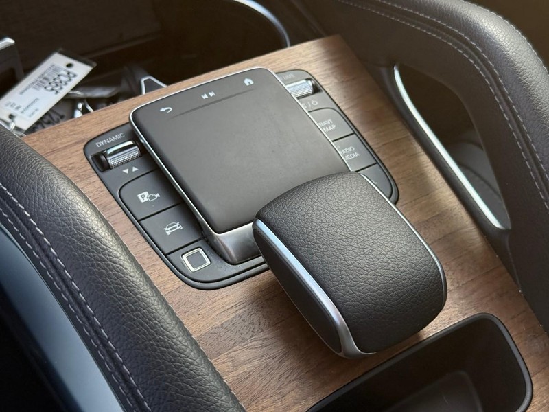 Mercedes-Benz GLE Vehicle Full-screen Gallery Image 22