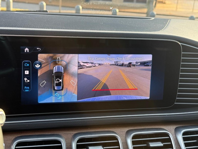 Mercedes-Benz GLE Vehicle Full-screen Gallery Image 23