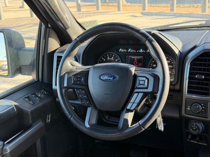 Ford F-150 Vehicle Full-screen Gallery Image 12