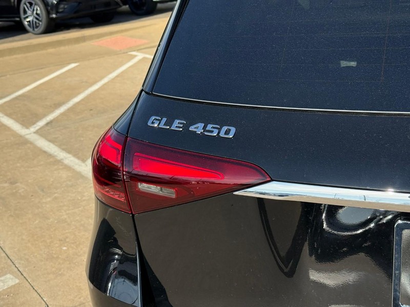 Mercedes-Benz GLE Vehicle Full-screen Gallery Image 4