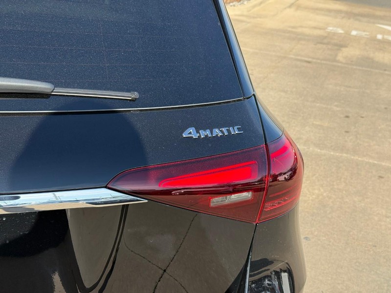 Mercedes-Benz GLE Vehicle Full-screen Gallery Image 5