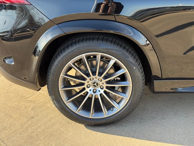 Mercedes-Benz GLE Vehicle Full-screen Gallery Image 6