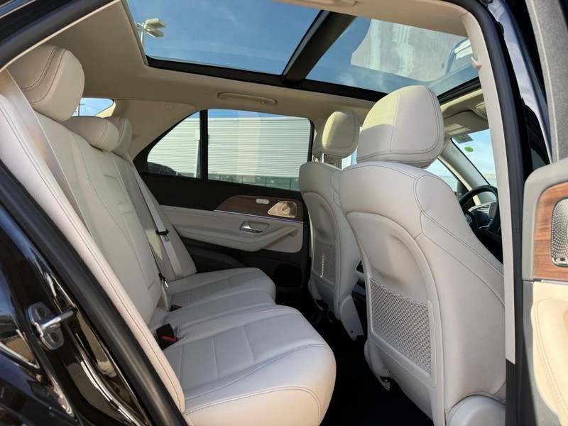 Mercedes-Benz GLE Vehicle Full-screen Gallery Image 7