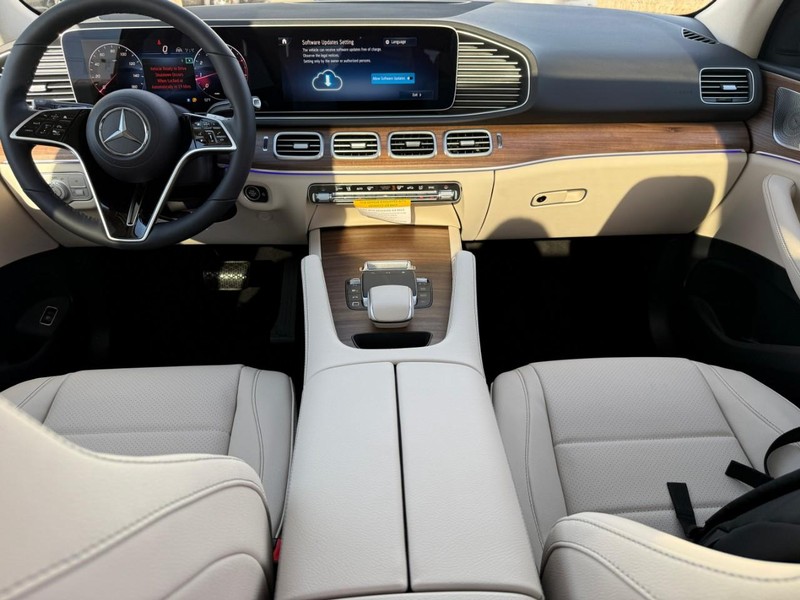 Mercedes-Benz GLE Vehicle Full-screen Gallery Image 8
