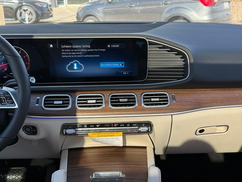 Mercedes-Benz GLE Vehicle Full-screen Gallery Image 10