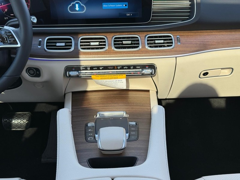 Mercedes-Benz GLE Vehicle Full-screen Gallery Image 11