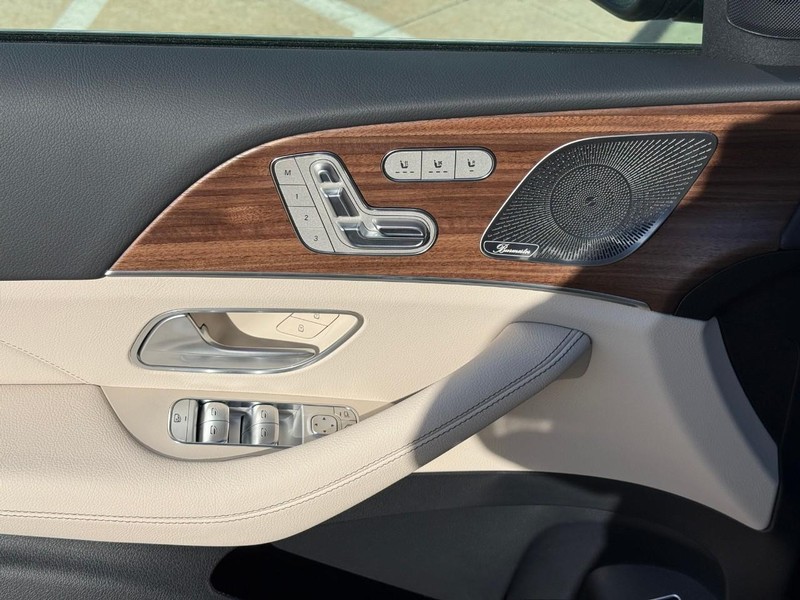 Mercedes-Benz GLE Vehicle Full-screen Gallery Image 12