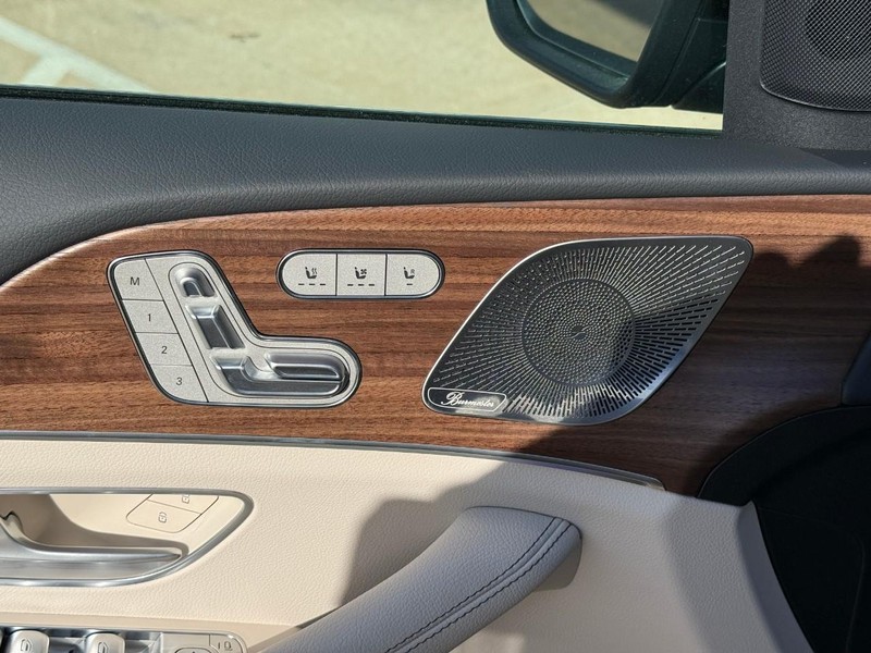 Mercedes-Benz GLE Vehicle Full-screen Gallery Image 13