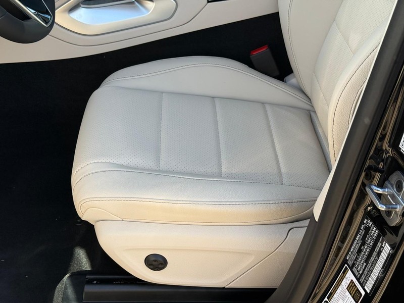 Mercedes-Benz GLE Vehicle Full-screen Gallery Image 14