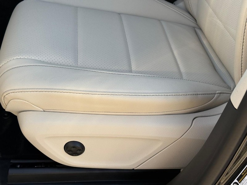 Mercedes-Benz GLE Vehicle Full-screen Gallery Image 15