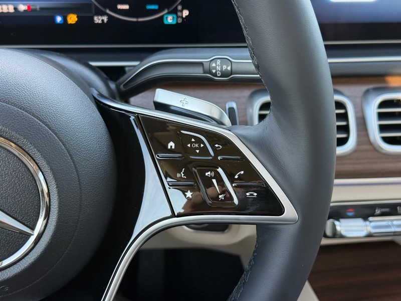 Mercedes-Benz GLE Vehicle Full-screen Gallery Image 17