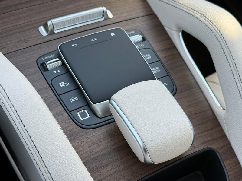 Mercedes-Benz GLE Vehicle Full-screen Gallery Image 18