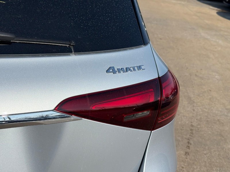 Mercedes-Benz GLE Vehicle Full-screen Gallery Image 5