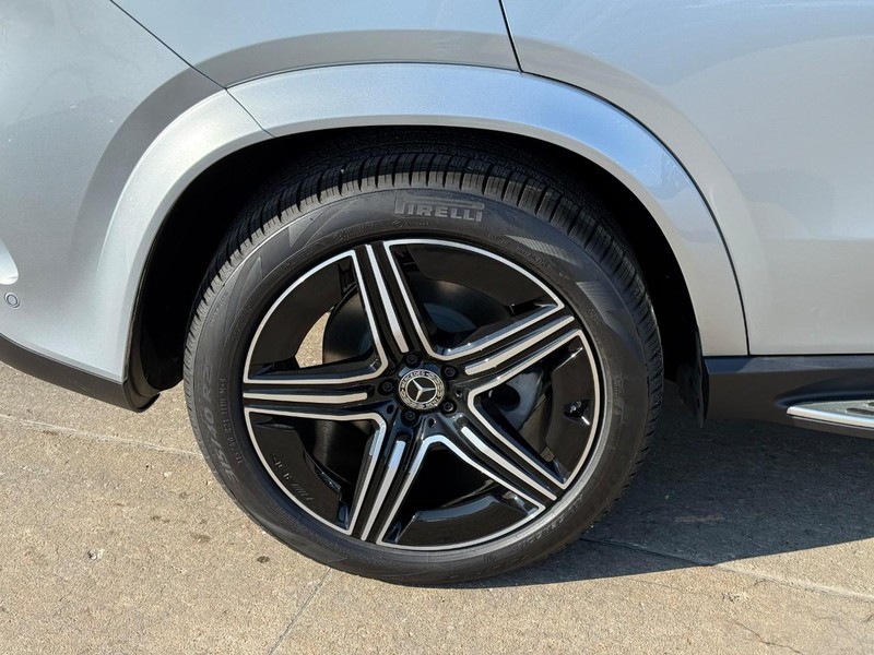 Mercedes-Benz GLE Vehicle Full-screen Gallery Image 6