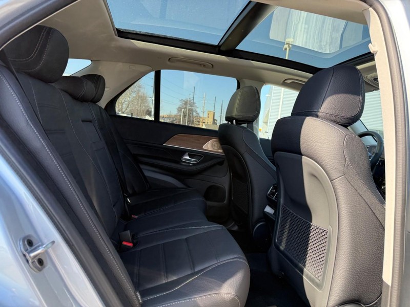 Mercedes-Benz GLE Vehicle Full-screen Gallery Image 7