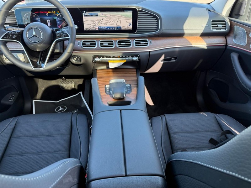 Mercedes-Benz GLE Vehicle Full-screen Gallery Image 8