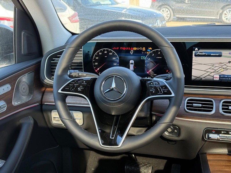 Mercedes-Benz GLE Vehicle Full-screen Gallery Image 9