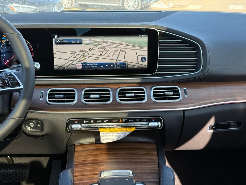 Mercedes-Benz GLE Vehicle Full-screen Gallery Image 10