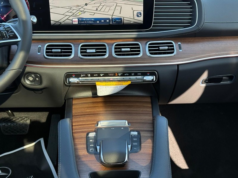 Mercedes-Benz GLE Vehicle Full-screen Gallery Image 11