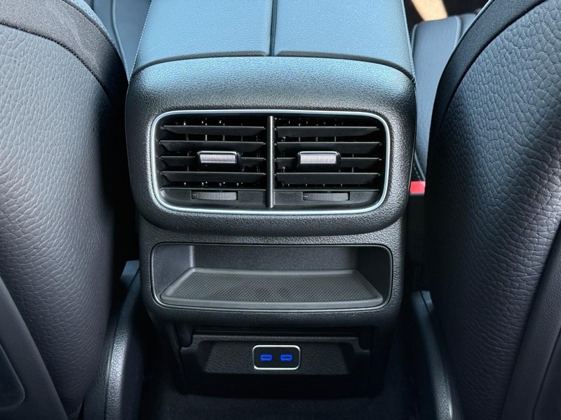 Mercedes-Benz GLE Vehicle Full-screen Gallery Image 13