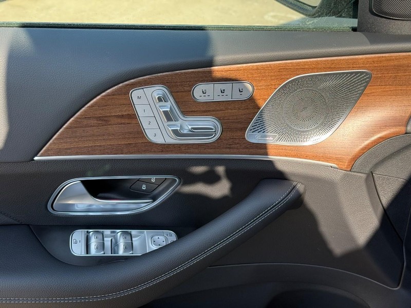 Mercedes-Benz GLE Vehicle Full-screen Gallery Image 14