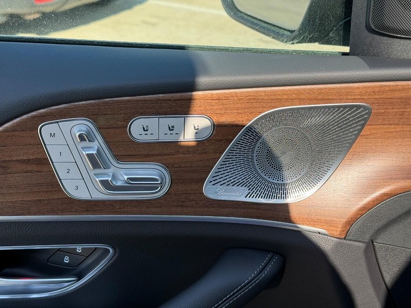 Mercedes-Benz GLE Vehicle Full-screen Gallery Image 15