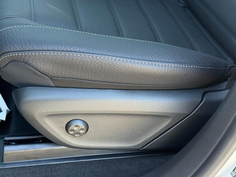 Mercedes-Benz GLE Vehicle Full-screen Gallery Image 17