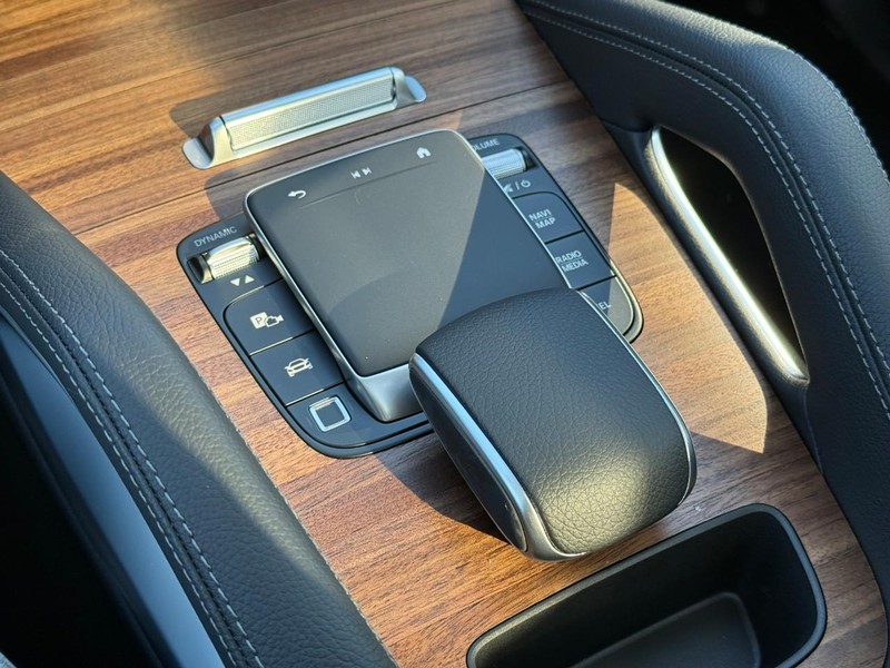 Mercedes-Benz GLE Vehicle Full-screen Gallery Image 18