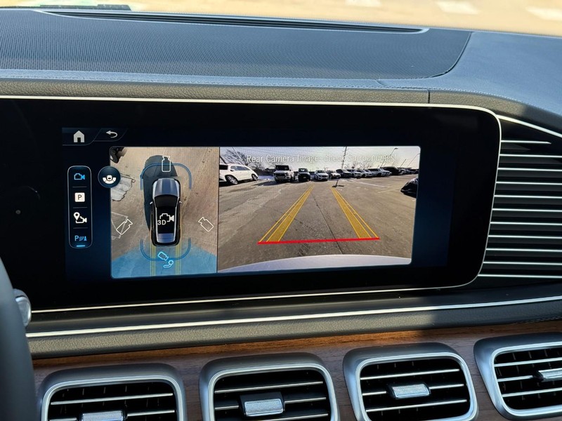 Mercedes-Benz GLE Vehicle Full-screen Gallery Image 21