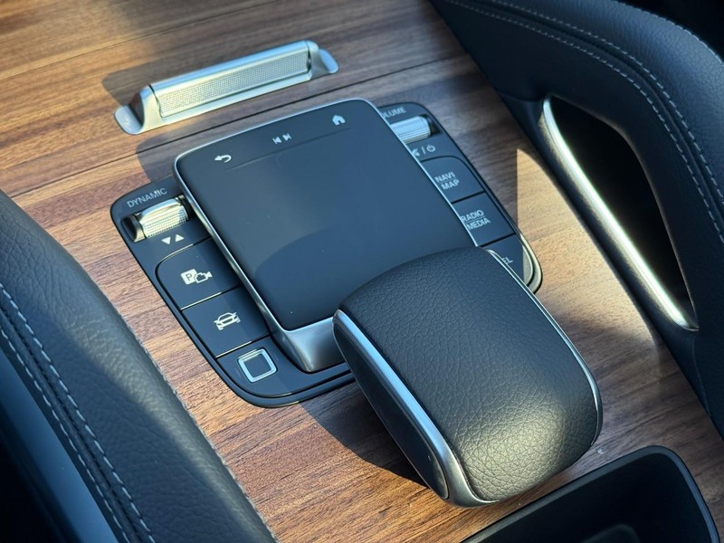 Mercedes-Benz GLE Vehicle Full-screen Gallery Image 23