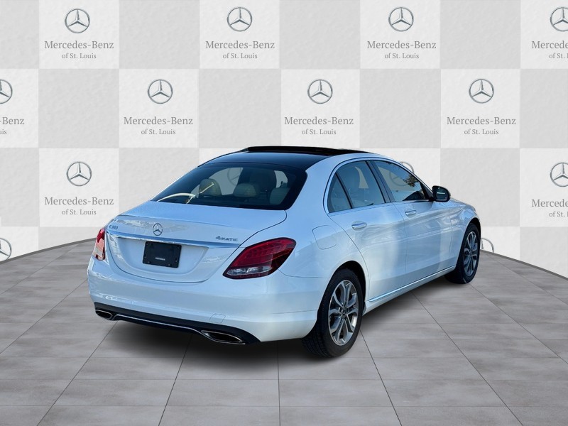 Mercedes-Benz C-Class Vehicle Full-screen Gallery Image 3