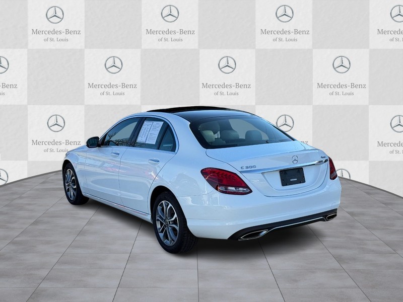 Mercedes-Benz C-Class Vehicle Full-screen Gallery Image 4