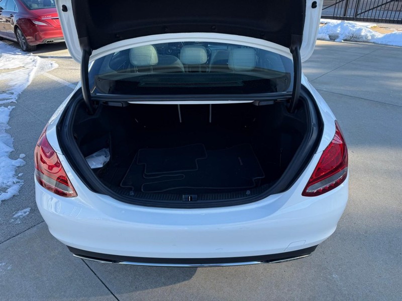 Mercedes-Benz C-Class Vehicle Full-screen Gallery Image 8